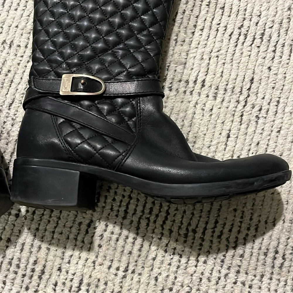 Adrienne Vittadini quilted boots size 8.5 in black